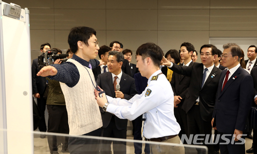 [인천공항=뉴시스]전신 기자 = 문재인 대통령이 지난 2018년 1월18일 인천공항 제2터미널에서 개장식 행사에 참석해 보안검색 시연을 보고 있다. 2018.01.12. photo1006@newsis.com