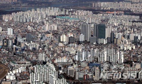 【서울=뉴시스】조성봉 기자 = 정부가 강남 부동산에 대해 무기한으로 최고수준의 단속을 진행하기로 결정한 가운데 12일 오후 서울 송파구 롯데타워 전망대에서 강남의 아파트, 빌딩 등이 보이고 있다. 정부는 투기수요를 근절하기 위해 합동점검반을 구성해 모든 과열지역을 대상으로 무기한 최고수준 강도로 단속을 벌이기로 했다. 2018.01.12.suncho21@newsis.com