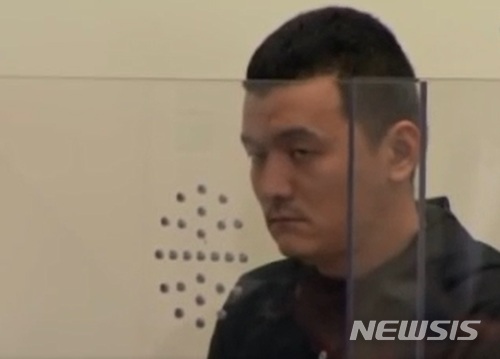 【수원=뉴시스】친어머니 일가족을 살해하고 뉴질랜드로 달아났다가 강제 송환된 김성관(35)씨가 지난해 뉴질랜드 현지 언론에 포착된 모습. photo@newsis.com