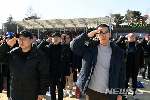 【진주=뉴시스】정경규 기자 = 공군교육사령부는 15일 경남 진주 기본군사훈련단 대연병장에서 2018년 첫 공군병인 병 784기 입영식을 가졌다.이날 입영병들이 서투른 국기에 대한 경례를 하고있다.2018.01.15.(사진=공군 제공)photo@newsis.com