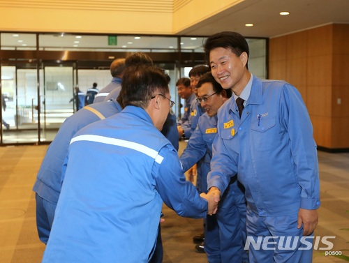 【포항=뉴시스】강진구 기자 = 포스코 포항제철소는 15일 오전 본사 대회의장에서 포스코패밀리 임직원 300여명이 참석한 가운데 오형수 제21대 포항제철소장 취임식을 개최했다.사진은 이날 포항제철소 임직원들과 인사하는 신임 오형수 포항제철소장.2018.01.15.(사진=포스코 제공) photo@newsis.com