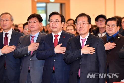 【부산=뉴시스】 하경민 기자 = 홍준표 자유한국당 대표가 15일 부산 벡스코 컨벤션홀에서 열린 부산시당 신년인사회에 참석, 국기에 대한 경례를 하고 있다. 2018.01.15. yulnetphoto@newsis.com