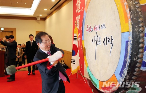 【부산=뉴시스】 하경민 기자 = 홍준표 자유한국당 대표가 15일 부산 벡스코 컨벤션홀에서 열린 부산시당 신년인사회에 참석, 큰 북을 치고 있다. 2018.01.15. yulnetphoto@newsis.com