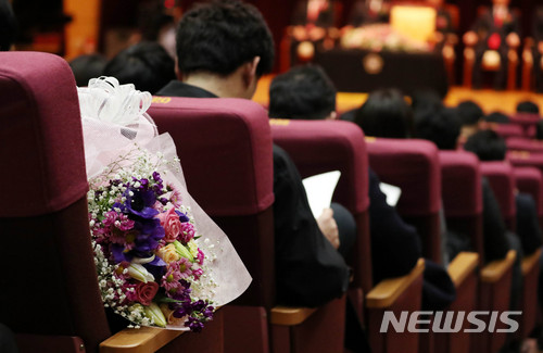 사법연수원, 우울한 수료식…올 해 취업 절반도 못했다