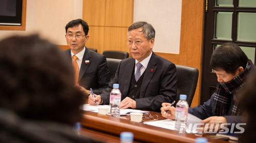 【서울=뉴시스】반장식 청와대 일자리수석 등 청와대 관계자들이 15일 서울 서대문구에 있는 연세대학교를 방문해, 최근 불거진 청소·경비인력의 고용문제와 관련한 노동자 및 학교 측과 각각 간담회를 갖고 의견을 청취했다. 2018.01.15. (사진=청와대 제공) photo@newsis.com