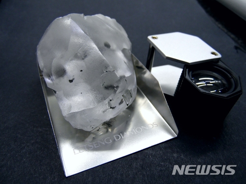 【서울=뉴시스】역사상 다섯 번째로 큰 다이아몬드가 4000만 달러(약 426억원)에 팔렸다. 블룸버그통신은 13일(현지시간) 남아프리카 레소토의 레츠엥 광산에서 발굴된 910캐럿짜리 다이아몬드가 벨기에 앤트워프에서 열린 입찰 경매에서 4000만 달러에 팔렸다고 보도했다. <출처: 젬 다이아몬드> 2018.03.13.