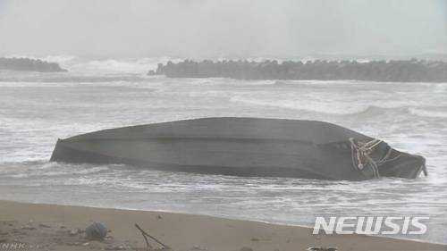 일본 가나자와 해안에서 발견된 북한 어선 추정 목조선(NHK 캡처)