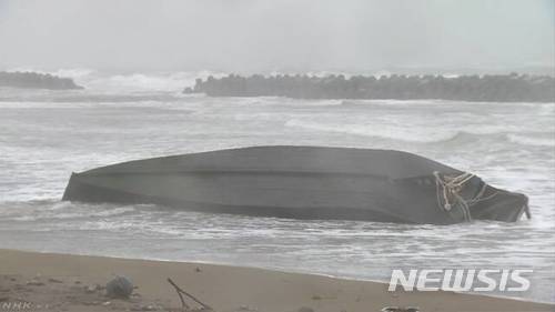 [서울=뉴시스]일본 가나자와 해안에서 2018년 1월 발견된 북한 어선 추정 목조선(NHK 캡처). <사진은 기사 내용과 무관함> 2019.01.13 