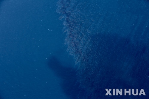 【저우산(중 저장성)=신화/뉴시스】15일 중국 국가해양국 감시항공기로 찍은 사진으로, 이란 유조선 산치호가 침몰된 해역에서 기름이 유출되고 있는 모습이 담겨있다. 국가해양국은 사고 유조선이 지난 14일 침몰된 가운데 기름이 급속도로 유출된 것으로 확인했다. 2018.01.16 