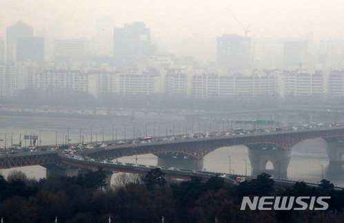 【서울=뉴시스】박진희 기자 = 서울시가 초미세먼지(PM-2.5)민감군 주의보를 발령한 16일 오후 서울 도심의 시계가 잿빛으로 보이고 있다. 민감군 주의보는 초미세먼지 시간평균농도가 75㎍/㎥ 이상이 2시간 지속될 때 발령된다. 2018.01.16. pak7130@newsis.com