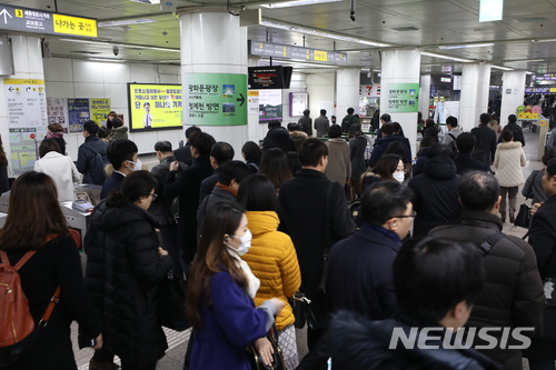 【서울=뉴시스】고승민 기자 = 서울시가 두번째 미세먼지 비상저감조치를 발령한 17일 오전 시민들이 서울 광화문역에서 지하철을 무료로 이용하고 있다. 2018.01.17. kkssmm99@newsis.com 