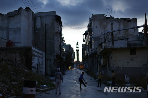 【홈스=AP/뉴시스】 반군과 시민 대부분이 시리아 정부군에 쫓겨 철수한 지 4년이 지난 중서부 홈스에서 16일 아이들이 축구 놀이를 하고 있다. 포격과 총성이 멈춘 지 오래됐으나 활기차던 도시에 다시 돌아온 시민들은 별로 없다. 2018. 1. 17. 