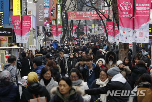 지난해 1월 18일 '코리아 그랜드 세일'이 진행되고 있는 서울 명동 거리.(뉴시스 DB)