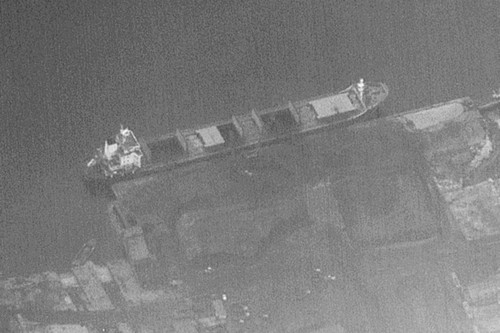 【서울=뉴시스】 글로리호프1 호가 지난해 8월 북한 송림항구에서 석탄을 선적하고 있는 모습이 위성카메라에 포착됐다. 미국 정부는 지난해 말 유엔이 이 사진을 제출하고 해당 선박의 블랙리스트 지정을 요구했지만 중국의 반대로 제재 대상에서 제외됐다. <사진출처:WSJ 홈페이지> 2018.1.19 