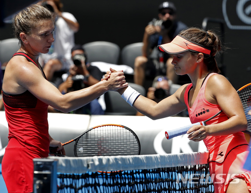 【멜버른=AP/뉴시스】 여자 테니스 세계랭킹 1위 시모나 할렙(왼쪽)과 로렌 데이비스.
