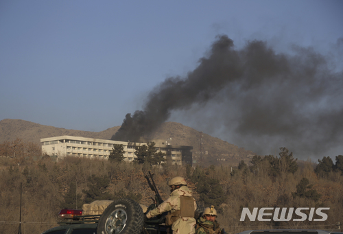 【카불=AP/뉴시스】아프가니스탄 수도 카불에 있는 인터콘티넨탈 호텔에서 21일(현지시간) 무장괴한 4명이 인질극을 벌이며 정부군과 대치하는 동안 검은 연기가 나오고 있다. 2018.01.21 