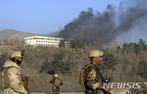 【카불=AP/뉴시스】아프가니스탄 정부군이 21일 카불에 있는 인터콘티넨탈 호텔에서 인질극을 무장괴한들과 대치 중 호텔 주변을 지키고 있다.  2018.01.22