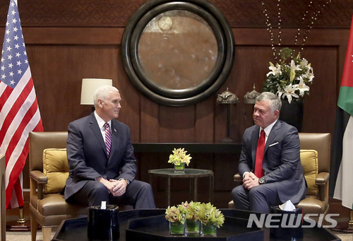 펜스 미 부통령(왼쪽)과 압둘라 요르단 국왕 21일 환담. AP. 