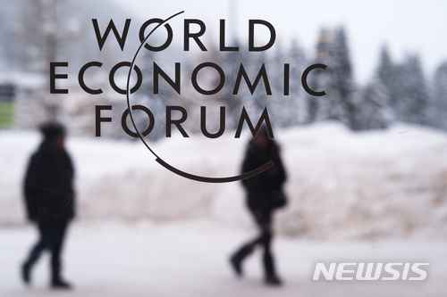 【다보스=AP/뉴시스】스위스 다보스에 있는 세계경제포럼(WEF) 회의장 유리창에 21일(현지시간) 로고가 붙어있다. WEF는 오는 23일 개막한다. 2018.1.22