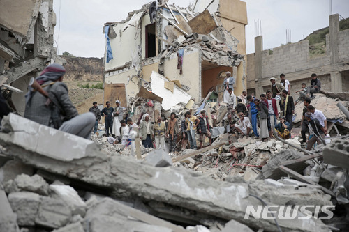 【사나=AP/뉴시스】지난 1월 사우디 주도 연합군의 공습으로 예멘 사나의 건물들이 파괴돼 있다. 2018.1.30.