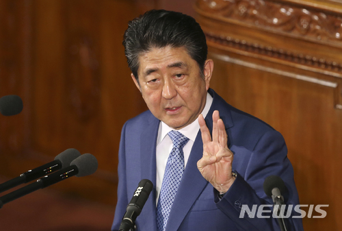 【도쿄=AP/뉴시스】아베 신조 일본 총리가 22일 도쿄 의회에서 올해 첫 시정연설을 하고 있다. 2018.1.22 