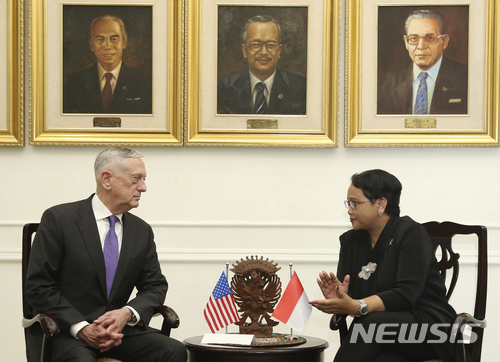 【자카르타=AP/뉴시스】제임스 매티스 미 국방장관(왼쪽)이 22일 인도네시아 자카르타에서 레트노 마르수디 외무장관과 이야기하고 있다. 2018.01.23