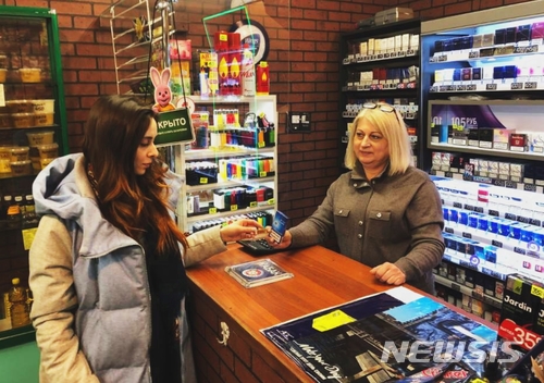 러시아 모스크바 현지 판매점에서 소비자가 ‘에쎄’를 구입하는 모습. 