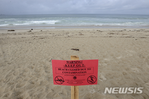 【몬터레이( 미 캘리포니아주)= AP/뉴시스】 캘리포니아주 몬터레이만 근해의 해안이 대량유출된 500만 갤런의 하수로 오염되자 22일(현지시간) 몬터레이 주립해수욕장 입구에 바닷물에 접촉하지 말라는 경고판이 세워졌다.    