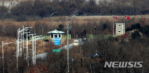 【고성(강원)=뉴시스】사진공동취재단 = 2018평창동계올림픽대회를 기념하는 남북 합동 문화행사 등을 준비하기 위한 정부 선발대(단장 이주태 통일부 교류협력국장) 관계자들을 태운 미니버스가 23일 오전 강원 고성군 동해선도로 비무장지대를 통과해 북한 금강산지구로 향하고 있다.  선발대는 통일부, 문화체육관광부, 스키협회 등 관계자들로 구성됐다. 이들은 오는 25일까지 2박3일간 금강산지구와 마식령스키장 등에서 남북 합동 문화행사와 남북 스키 공동 훈련 준비를 하고 25일 오후 5시30분께 MDL을 넘어 귀환할 예정이다. 2018.01.23.  photo@newsis.com