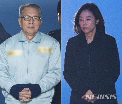 【서울=뉴시스】김선웅 기자 = 박근혜 정부의 문화와 예술계 '블랙리스트' 사건 2심 선고 공판이 열린 지난 1월23일 서울 서초동 서울고법에서 김기춘 전 대통령 비서실장(왼쪽)과 조윤선 전 청와대 정무수석이 각각 2심 선고를 받고 법원을 나서고 있다. 김 전 실장은 대법원의 구속취소 결정으로 8월6일 새벽 석방된 후 불구속재판을 받았다. 2018.01.23. mangusta@newsis.com