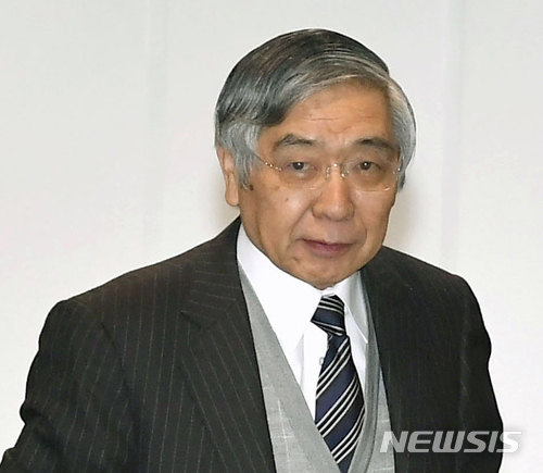 구로다 하루히코 일본은행 총재가 16일 참의원과 중의원에서 유임 승인을 받았다. 