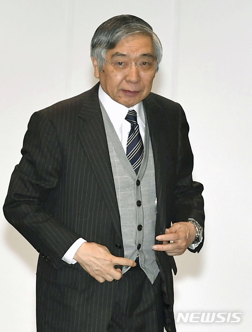 【도쿄=AP/뉴시스】구로다 하루히코 일본은행 총재가 23일 통화정책회의에 참석하기 위해 출근하고 있다. 일본은행은 이날 통화정책회의를 열어 기준금리를 동결했다. 2018.1.23