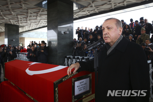 【앙카라=AP/뉴시스】23일(현지시간) 터키 앙카라에서 시리아 민병대 퇴치 작전에 참가했다가 숨진 터키 군인의 장례식이 진행됐다. 사진은 레제프 타이이프 에르도안 터키 대통령이 식에서 발언하는 모습. 2018.1.24. 