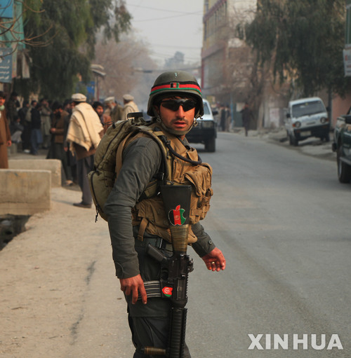 【잘랄라바드=신화/뉴시스】아프가니스탄 정부군이 24일 동부 낭가르하르주(州) 잘랄라바드에 있는 국제구호단체 '세이브더칠드런' 사무소 인근에서 자살폭탄테러 현장을 지키고 있다. 무장괴한들이 이날 '세이브더칠드런' 사무소를 공격하고 자살폭탄테러를 감행해 최소 11명이 다쳤다. 2018.01.24  