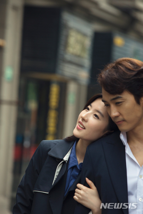 영화 '제3의 사랑'(2016)에서 호흡을 맞추며 연인 관계로 발전한 송승헌과 류이페이가 최근 결별했다. '제3의 사랑'의 한 장면.