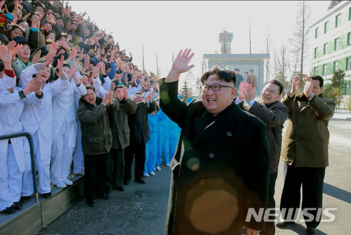 【서울=뉴시스】북한 조선중앙TV가 김정은 국무위원회 위원장이 부인 리설주와 함께 평양 제약공장을 현지지도했다고 25일 보도했다. 이날 공장시찰은 박태성 부위원장, 최동명 중앙위원회 부장, 조용원 중앙위원회 부부장 등이 동행했다. 2018.01.25. (출처=조선중앙TV 캡처) photo@newsis.com