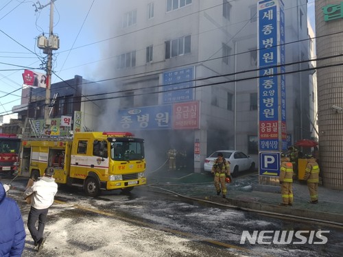 【밀양=뉴시스】안지율 기자 = 26일 오전 7시35분께 경남 밀양시 가곡동 세종병원 응급실에서 화재가 발생해 6명이 숨지고 32명이 중경상을 입는 등 38명의 사상자가 발생했다. 사진은 소방대원들이 병원에서 화재를 진압하고 있는 모습. 2018.01.26.  alk9935@newsis.com 