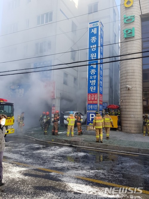 【밀양=뉴시스】안지율 기자 = 26일 오전 7시35분께 경남 밀양시 가곡동 세종병원 응급실에서 화재가 발생해 6명이 숨지고 32명이 중경상을 입는 등 38명의 사상자가 발생했다. 사진은 소방대원들이 병원에서 화재를 진압하고 있는 모습. 2018.01.26.  alk9935@newsis.com 