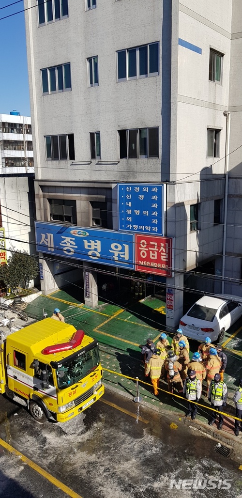 【밀양=뉴시스】 홍정명 기자 = 26일 오전 7시35분께 경남 밀양시 가곡동 세종병원 응급실에서 화재가 발생해 39명이 숨지는 등 사상자가 170명으로 늘어난 가운데 소방차량이 화재 현장에 출동해 있다. 2018.01.26. hjm@newsis.com