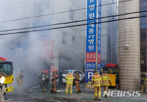 【밀양=뉴시스】안지율 기자 = 26일 오전 7시35분께 경남 밀양시 가곡동 세종병원 응급실에서 화재가 발생해 6명이 숨지고 32명이 중경상을 입는 등 38명의 사상자가 발생했다. 사진은 소방대원들이 병원에서 화재를 진압하고 있는 모습. 2018.01.26. alk9935@newsis.com