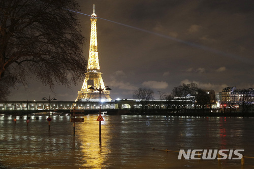 【파리=AP/뉴시스】프랑스 파리의 센강이 수일 간 이어진 폭우로 27일(현지시간)범람해 있다. 2018.1.28 