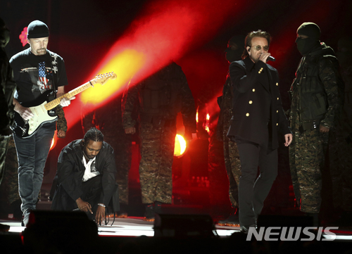 【서울=뉴시스】 U2 & 켄드릭 라마. 2018.01.29. (사진 = AP 제공) photo@newsis.com  