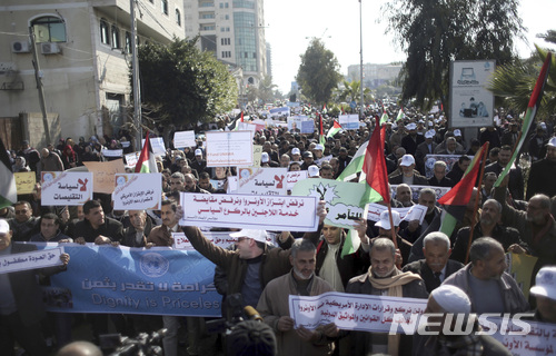 【가자시티=AP/뉴시스】유엔 팔레스타인 난민기구(UNRWA) 직원들이 29일(현지시간) 가자 지구에서 미국의 UNRWA 재정 지원 중단에 항의하는 시위를 진행하고 있다. 2018.1.30.