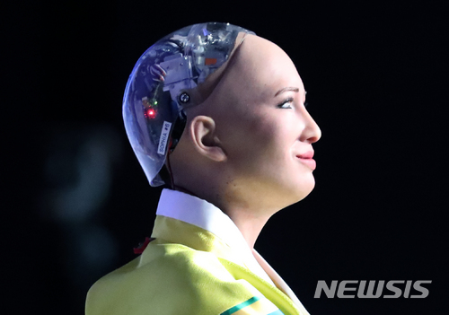 【서울=뉴시스】고승민 기자 = 30일 오전 서울 더플라자호텔에서 열린 '4차 산업혁명, 로봇 소피아에게 묻다' AI 로봇 소피아 초청 컨퍼런스에서 소피아가 미소를 짓고 있다. 2018.01.30. kkssmm99@newsis.com