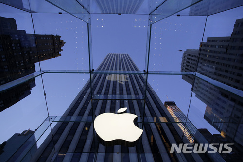 [뉴욕=AP/뉴시스]미국 뉴욕 5번가의 애플스토어 입구에 애플 로고가 걸려 있다. 2018.1.31