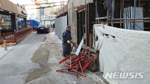 【부산=뉴시스】제갈수만 기자 = 부산 해운대구는 반여동 1441-XX번지 외 2필지가 막다른 도로에 접하고 있어 도로 폭을 6m를 확보하도록 되어 있음에도 현재의 4m 도로 폭으로 건축허가를 내어주어 주민들로부터 항의를 받고 있다. 2018.02.01 jgsm@newsis.com