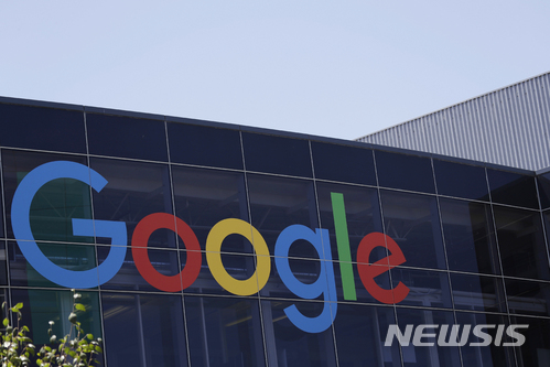 【마운틴뷰=AP/뉴시스】 구글이 미국 로스앤젤레스에 새로운 캠퍼스(근무 단지)를 조성한다고 8일(현지시간) 밝혔다. 구글이 발표한 자료에 따르면 구글은 웨스트 로스앤젤레스의 쇼핑몰 부지를 임대했으며 오는 2022년까지 58만4000스퀘어피트(약 5만5000㎡) 규모의 새 단지 '원 웨스트사이드'를 완성할 계획이다. 2019.01.08 