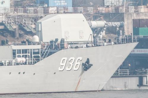 【서울=뉴시스】 중국 웨이보에서 확산되는 사진으로, 중국 해군 7000t급 '072Ⅲ형' 대형 탱크 상륙함인 ‘하이양산(海洋山)’ 함 선두에 레일건 함모가 장착된 것으로 추정된다. (사진출처: 웨이보) 2018.02.02