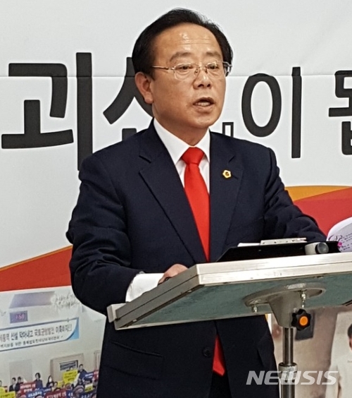 【괴산=뉴시스】김재광 기자 = 자유한국당 소속 임회무(58·괴산) 충북도의원이 4일 오전 11시 괴산군청 브리핑실에서 괴산군수 선거 출마를 선언하고 있다.2017.02.05 kipoi@newsis.com