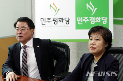 민주평화당 최경환(왼쪽) 의원과 조배숙 의원.. 2018.02.20. (사진=뉴시스DB)